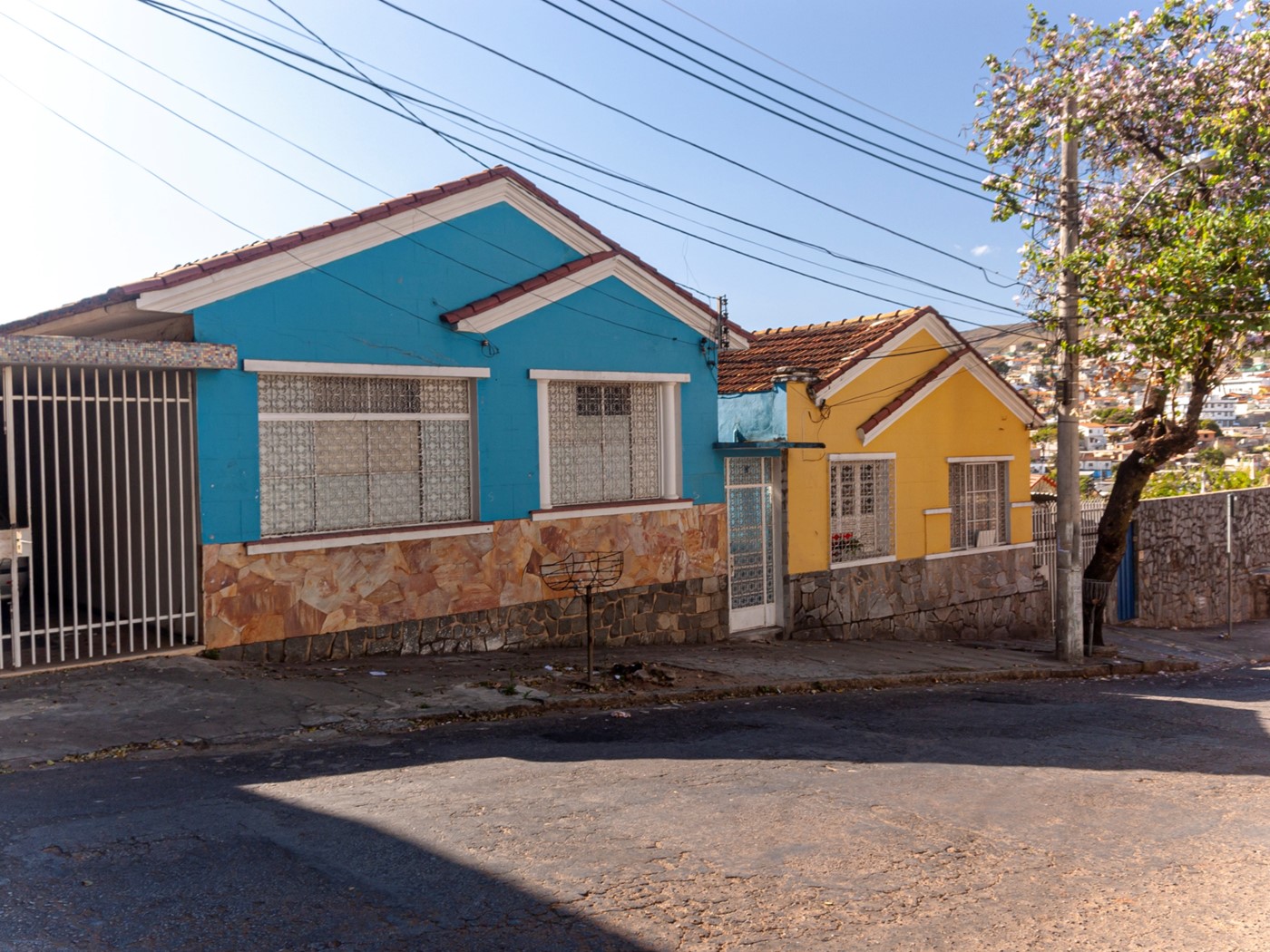 Casas residenciais coloridas — Pórtico atende construção e aquisição