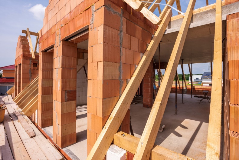 Estrutura de tijolos em construção — Construção em Terreno Próprio