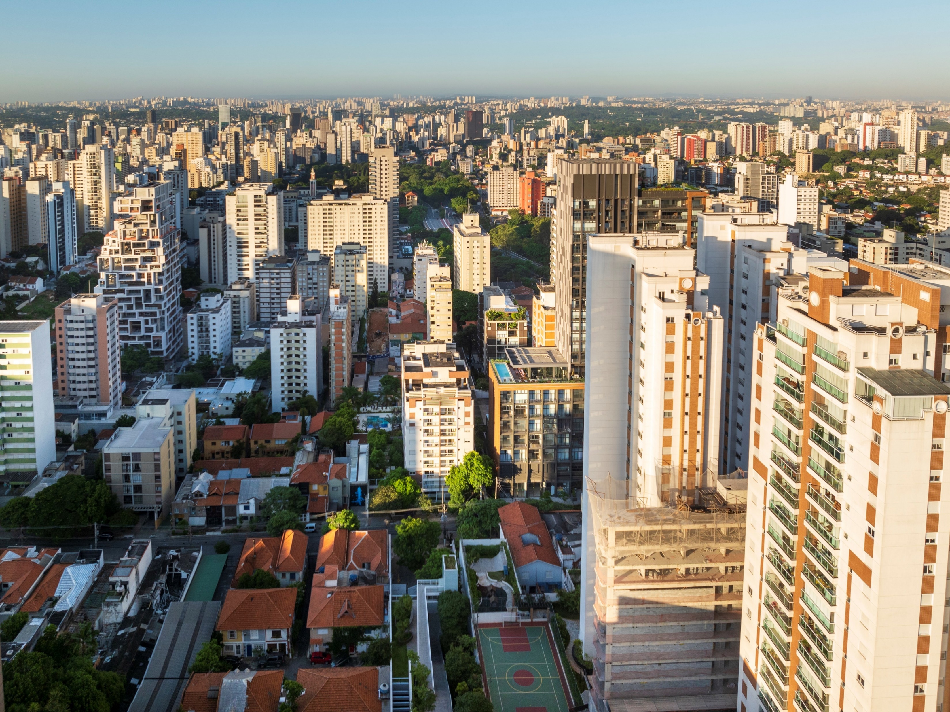 Vista panorâmica de São Paulo com céu azul e nuvens — região metropolitana atendida pela Pórtico